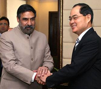Mr. Lim Hng Kiang (right), Minister for Trade and Industry, Singapore, and Mr.  Anand Sharma, Minister of Commerce and Industry, on 11th May 2010 at New Delhi.