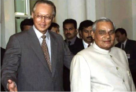 Prime Minister Goh Chok Tong with Prime Minister Atal Bihari Vajpayee in Singapore on 8th April, 2002
